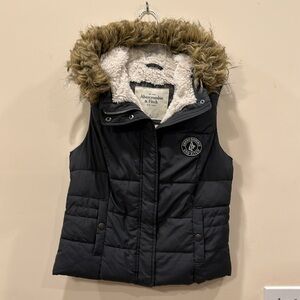 Abercrombie & Fitch Womens Gray Puffer Vest with Sherpa interior size Medium